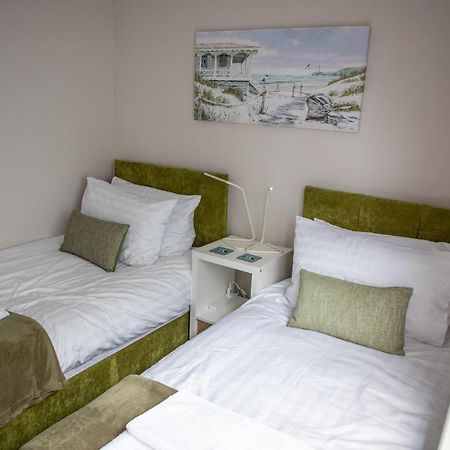 Wave Stays - Ground Floor Apartment - Outside Seating Area Клівліс Екстер'єр фото