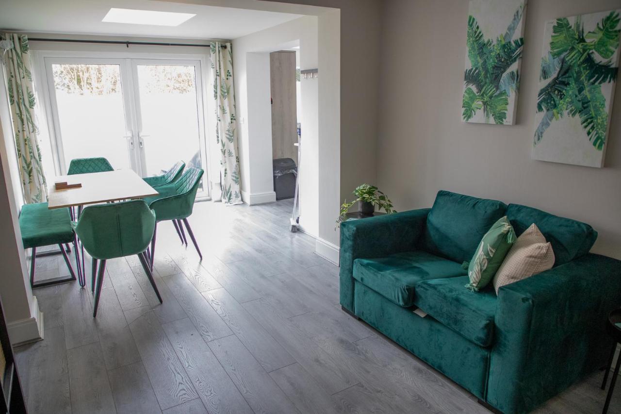 Wave Stays - Ground Floor Apartment - Outside Seating Area Клівліс Екстер'єр фото