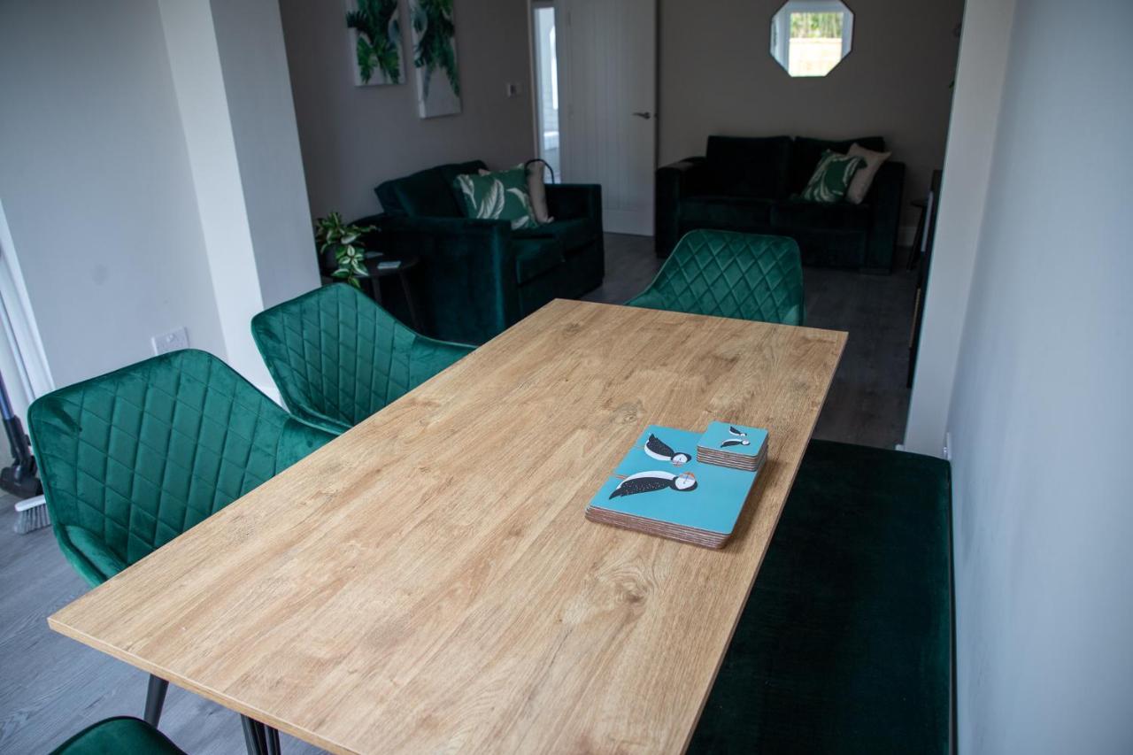 Wave Stays - Ground Floor Apartment - Outside Seating Area Клівліс Екстер'єр фото
